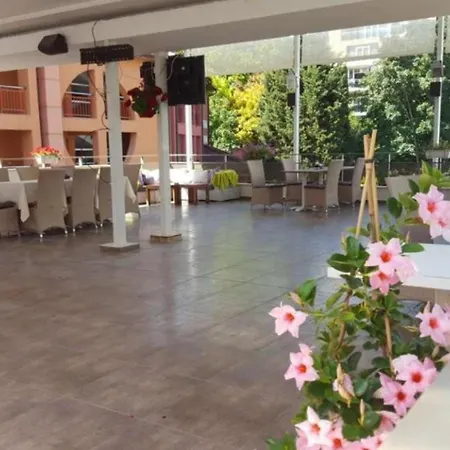 Aparthotel Complex Oazis 4*